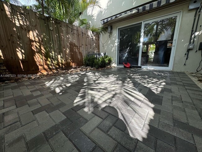 Building Photo - 3000 Bird Ave