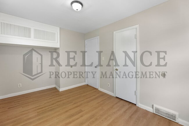Building Photo - 1462 N Battin St