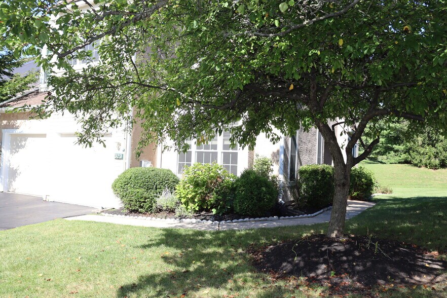 Building Photo - 323 Country Club Dr
