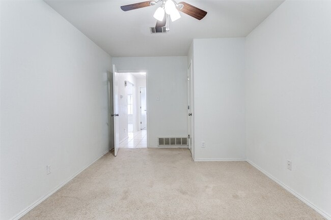 Building Photo - 215 Meadowbrook Ln