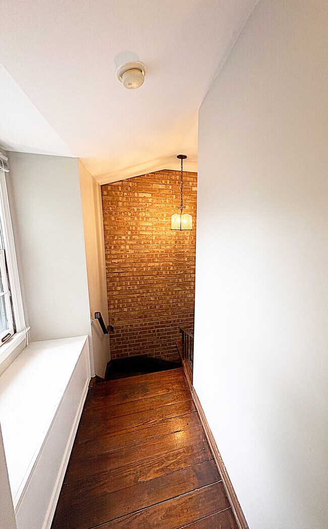 Building Photo - 114 W Hillside Ave