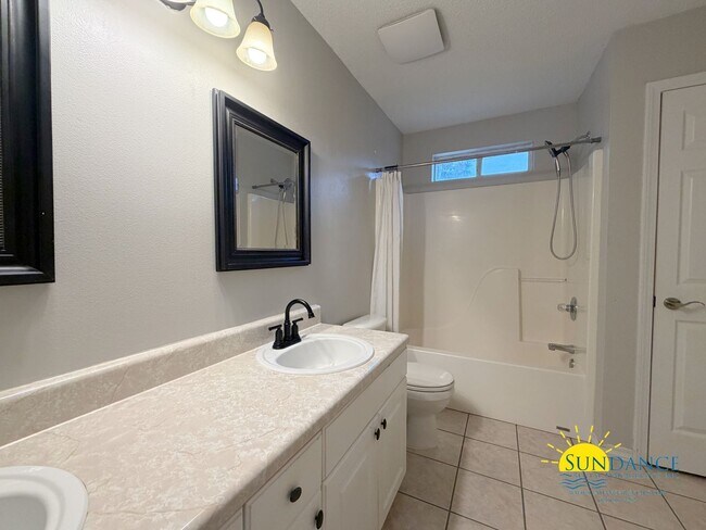 Building Photo - Charming 3 Bedroom Home in Mary Esther near Hurlburt Field!