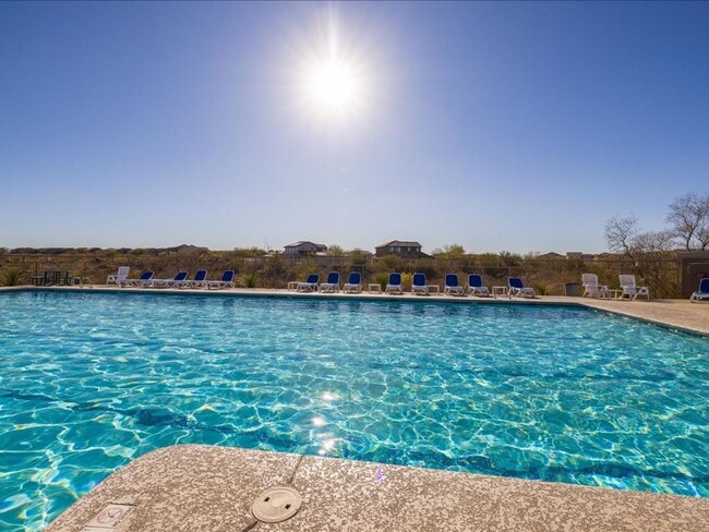 Building Photo - 4 Bedroom, 2.5 Bath COMMUNITY POOL!