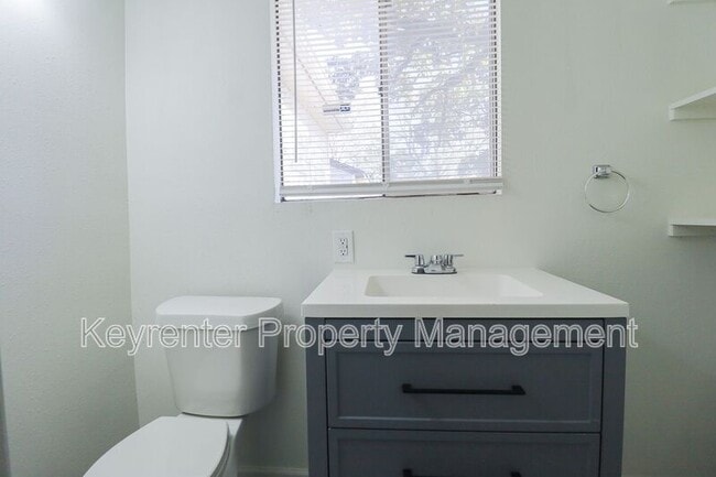 Building Photo - 622 E Xyler St