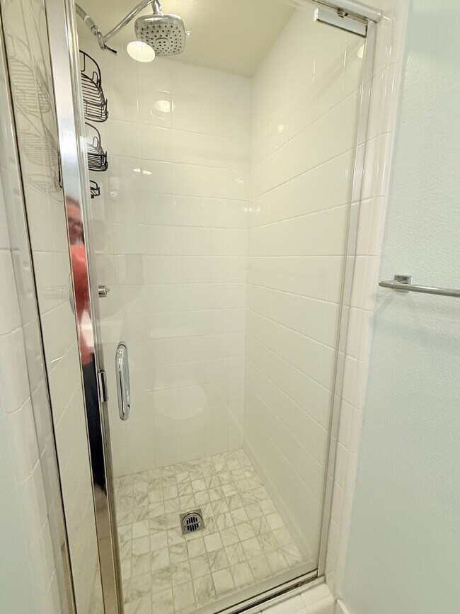 Building Photo - Modern Comfort Awaits: Spacious 3-Bed, 3.5...
