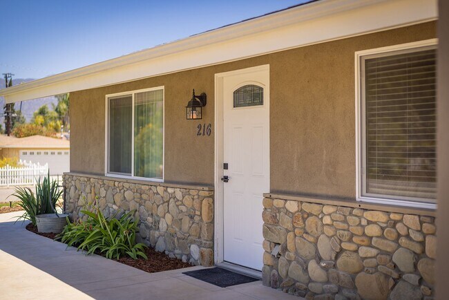 Building Photo - Oak View Abode