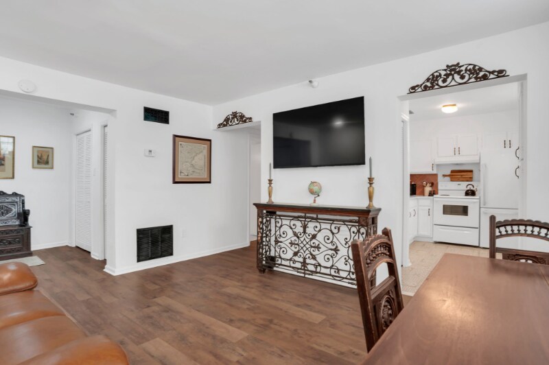 Building Photo - 121 W Hall St