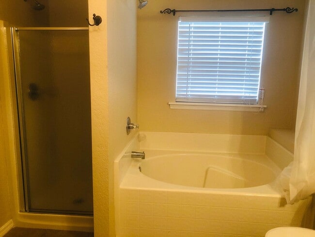 Building Photo - 3-Bedroom, 2-Bathroom Home in Kissimmee
