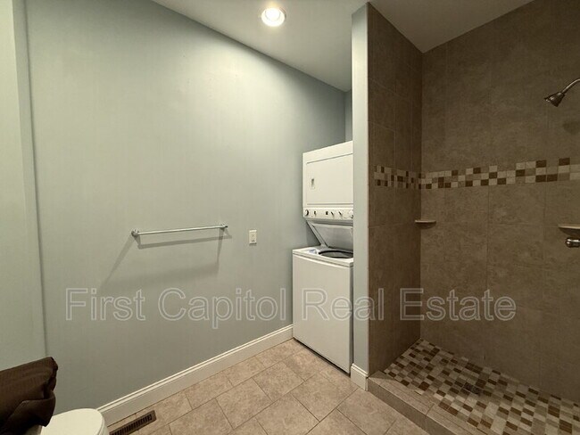 Building Photo - 118 E New St