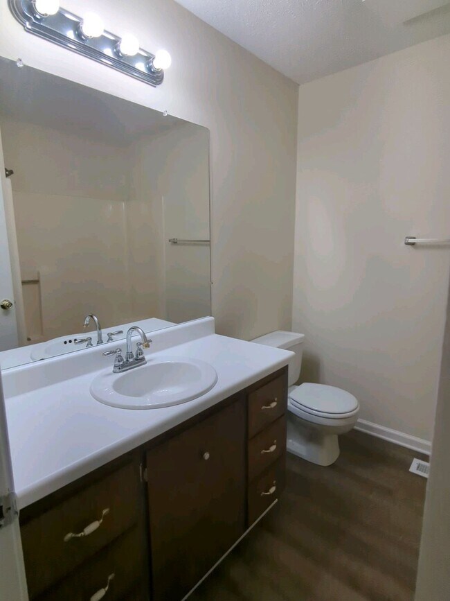 Building Photo - 1032 Brookview Dr