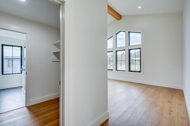 Building Photo - 19 Hidden Glade Dr