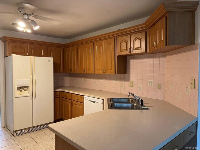 Building Photo - 558 E Jenkins Ct