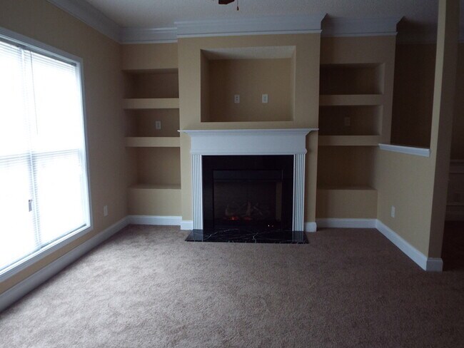 Building Photo - Very Spacious 3b/2.5b Townhome