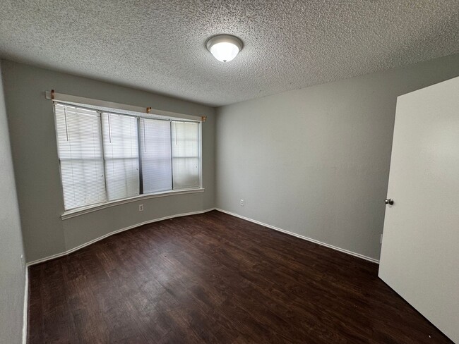 Building Photo - Updated Midway ISD 5 Bedroom