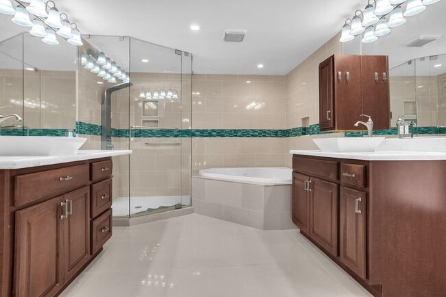 Building Photo - Beautiful house on the water with a pool