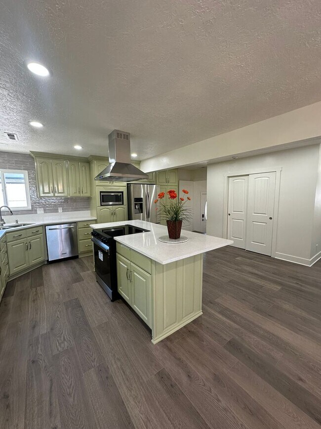 Building Photo - Deposit Moves You In! Modern 4-Bedroom Hom...