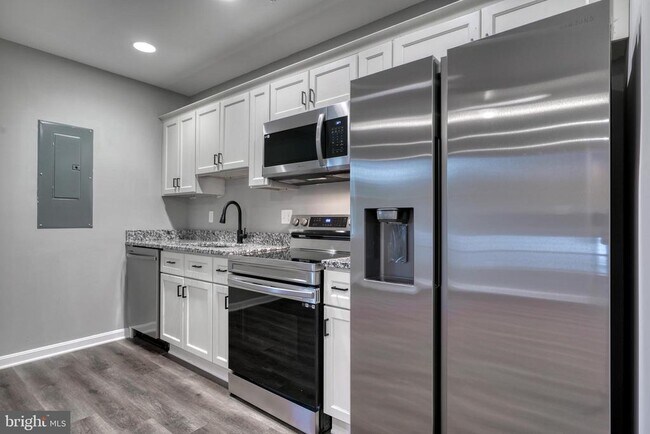 Building Photo - 6722 Brentwood Ave