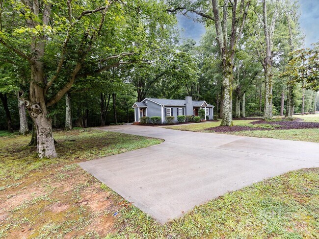 Building Photo - 3109 Forest Lawn Dr