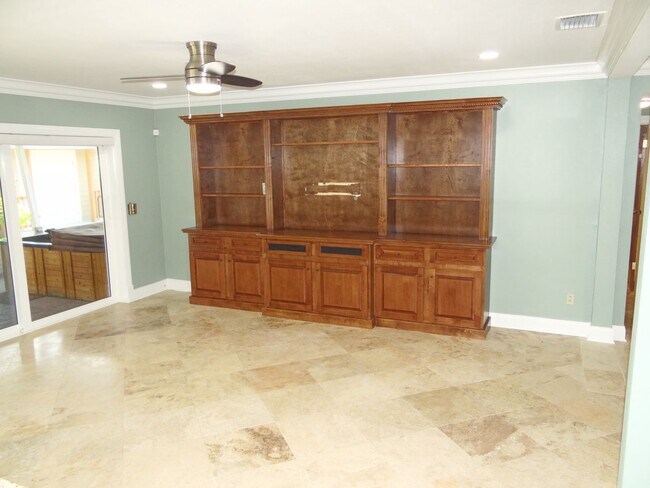 Building Photo - Gorgeous 3/2 in Clearwater