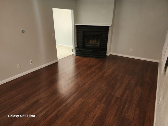 Building Photo - 2 Bedroom 1 Bathroom Apartment with 1 Car ...