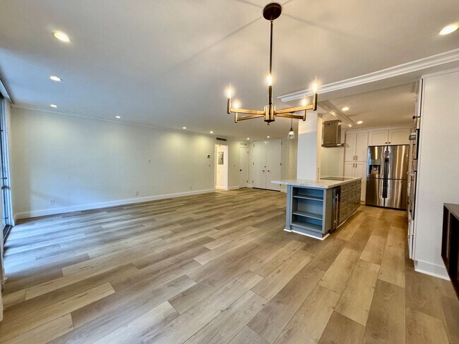 Building Photo - Luxury living in the heart of West Hollywood at the Kings Plaza!