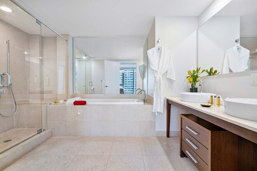 Building Photo - 485 Brickell Ave