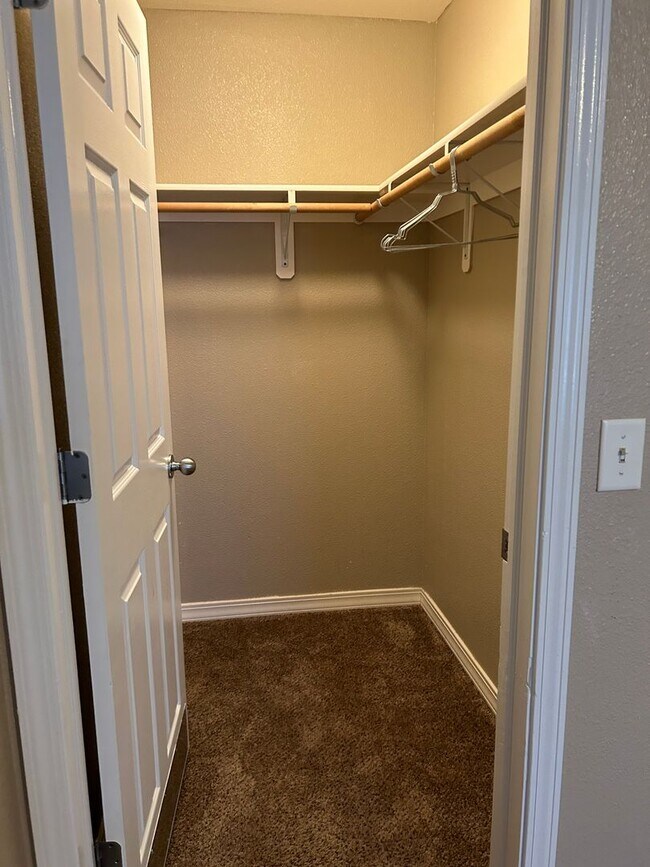 Building Photo - Charming Twinhome