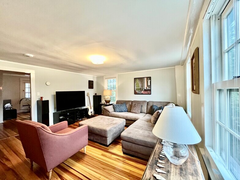 Building Photo - 206 Elm St