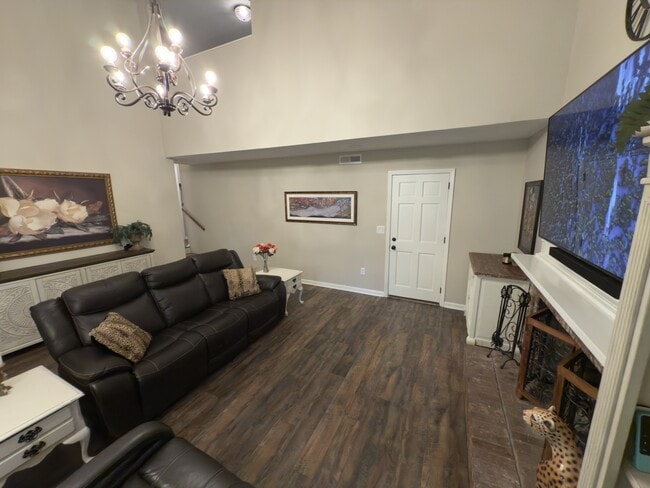 Building Photo - 989 Colonial Dr