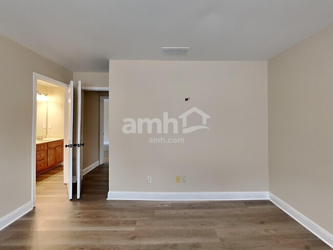 Building Photo - 333 Silver Top Dr SE