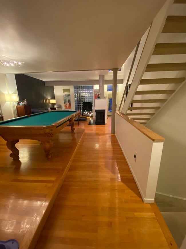 Building Photo - Amazing Shadyside Townhouse with two full bathrooms, off street parking and Central Air!!