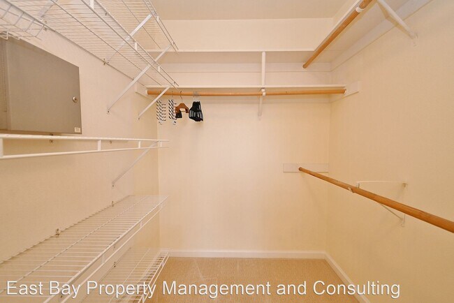 Building Photo - 3 br, 2.5 bath House - 3574 Fitzsimmons Cmn