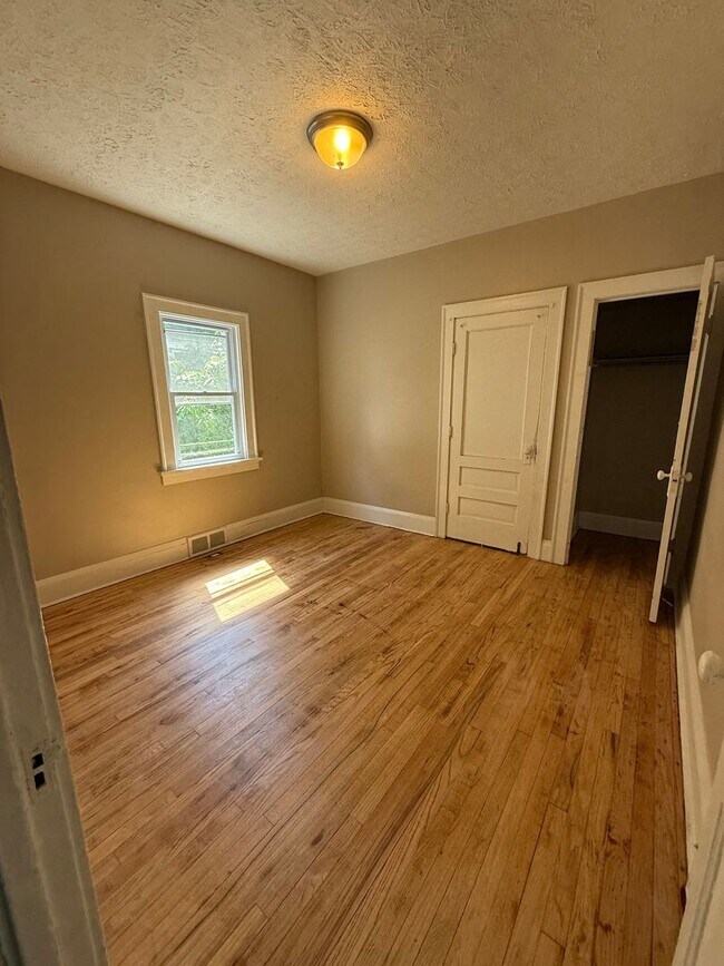 Building Photo - 4bd Single E. 140/kinsman Section 8