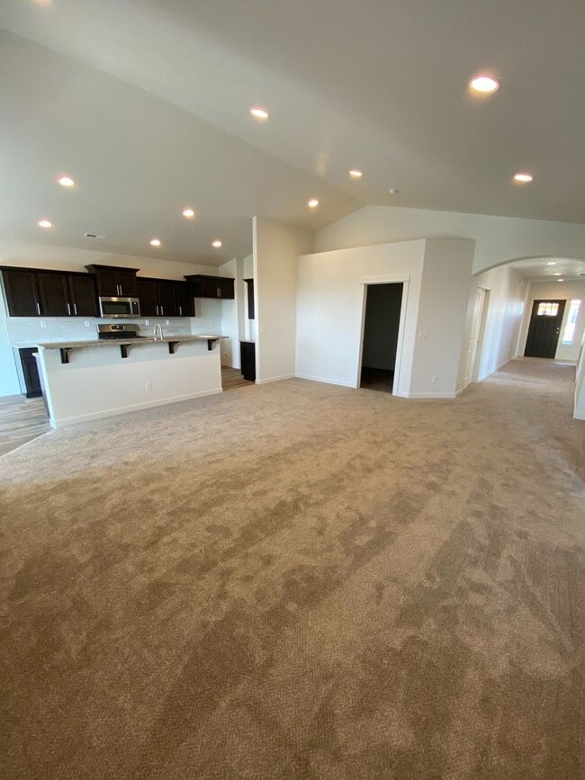 Building Photo - SINGLE FAMILY RANCHER ON ARROW LEAF (APP#146)