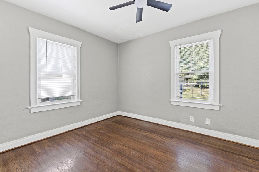 Building Photo - 810 W 77th St