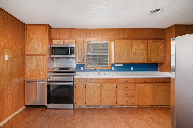 Building Photo - Great 3 Bedroom with Detached Workshop and...