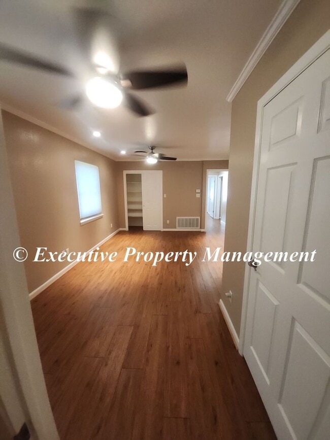 Building Photo - 1009 Robertson Ave