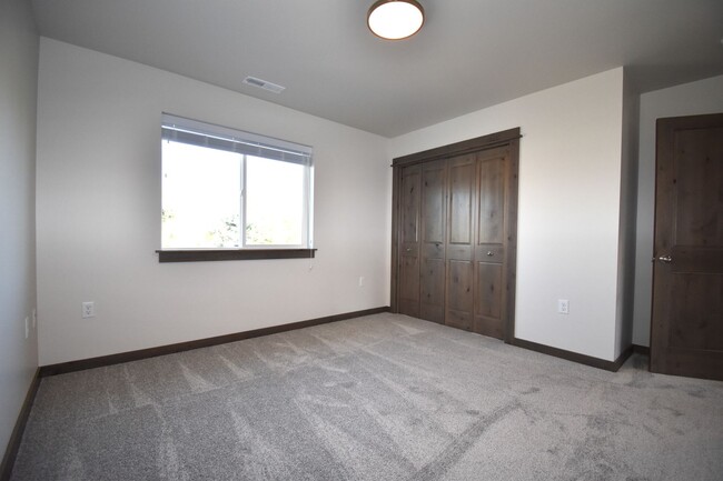 Building Photo - Gorgeous and Brand NEW 3 Bedroom with doub...