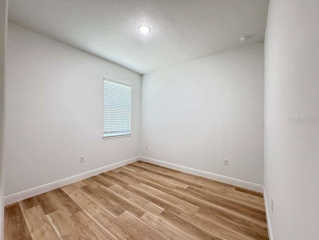 Building Photo - 8419 N Saxon Way
