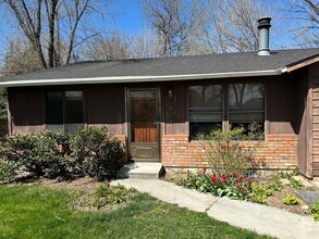 Building Photo - Centrally Located  2 Bedroom 1 Bathroom Du...