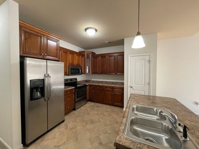 Building Photo - Low Maintenance, 2 Bedroom, 2 Bath Townhom...