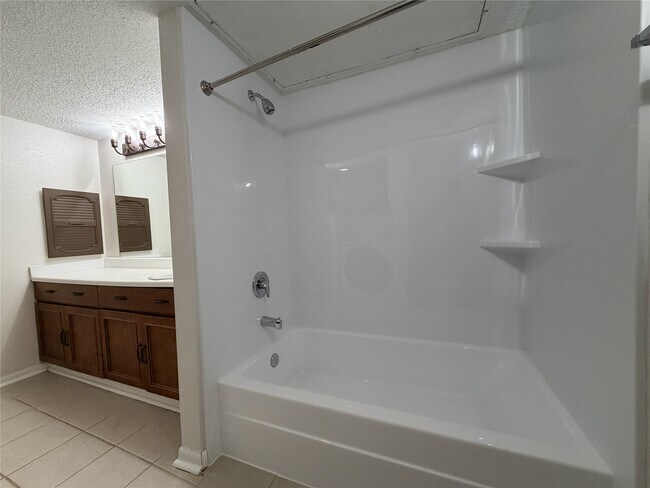 Building Photo - 3045 Walnut Bend Ln