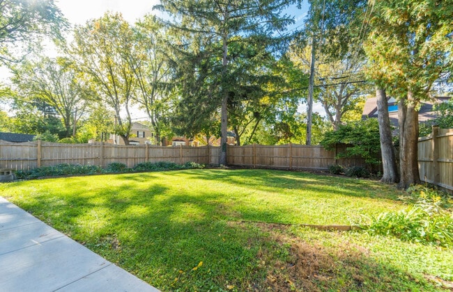 Building Photo - 6601 N Sioux Ave