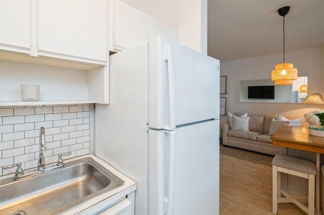 Building Photo - 540 Brickell Key Dr