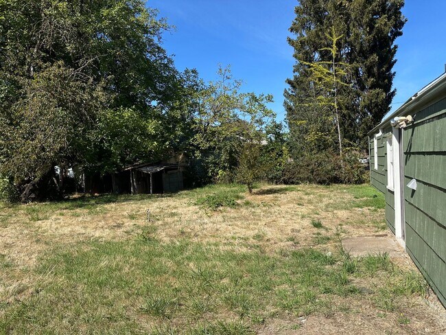 Building Photo - Updated 4 bedroom home on a huge lot!