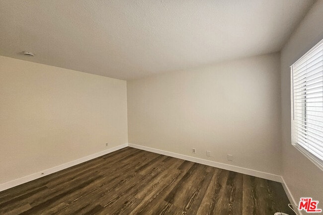 Building Photo - 7556 Thousand Oaks Dr