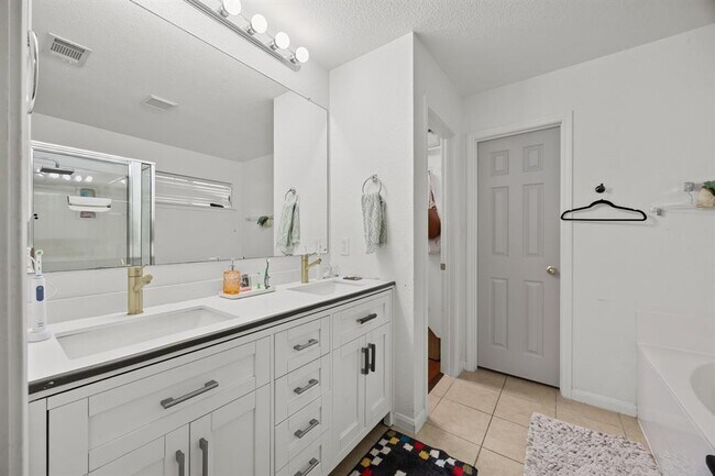 Building Photo - 15609 Royal Dublin Dr
