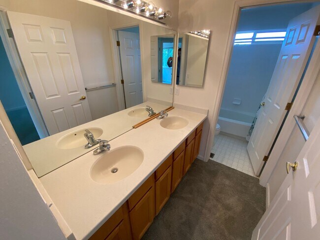 Building Photo - Great Highlands Ranch Home on the Golf Course!