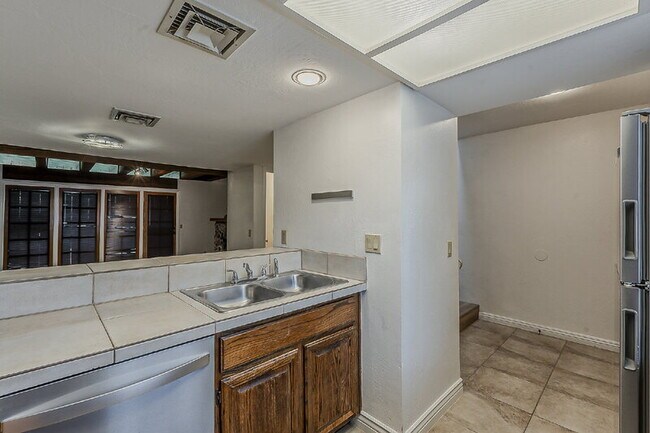 Building Photo - 1028 S Ash Ave