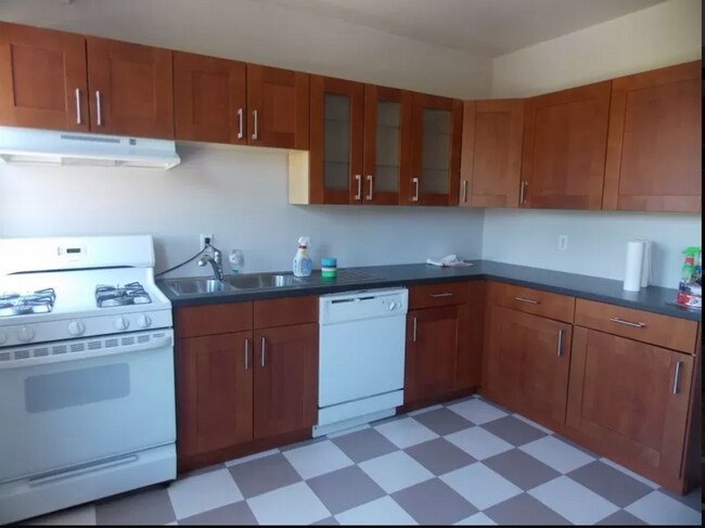 Building Photo - Sprawling 2BR in Queen Anne Victorian | Enormous Living Room | Walk-In Closets | East Rock